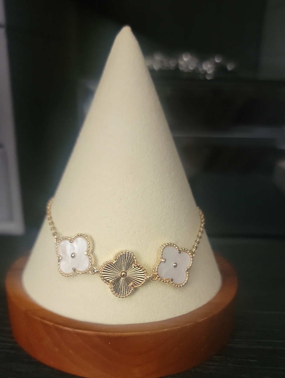 Gold Mother-of-Pearl Clover Bracelet